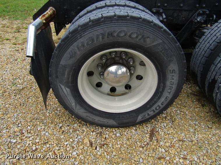 image for item DF3861 2007 Kenworth T600 semi truck