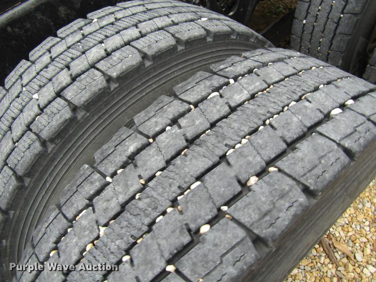 image for item DF3861 2007 Kenworth T600 semi truck