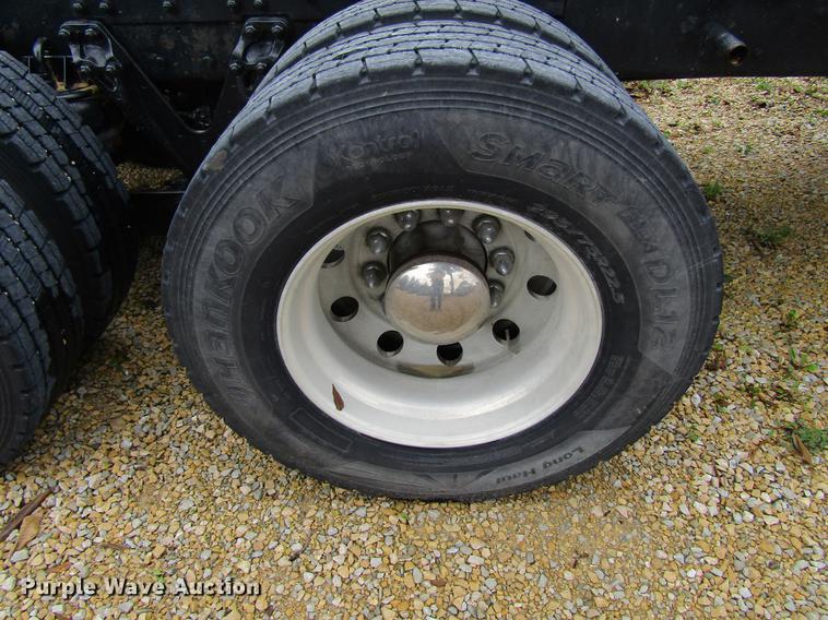 image for item DF3861 2007 Kenworth T600 semi truck