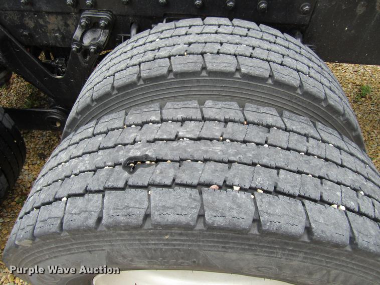 image for item DF3861 2007 Kenworth T600 semi truck