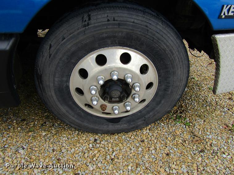 image for item DF3861 2007 Kenworth T600 semi truck