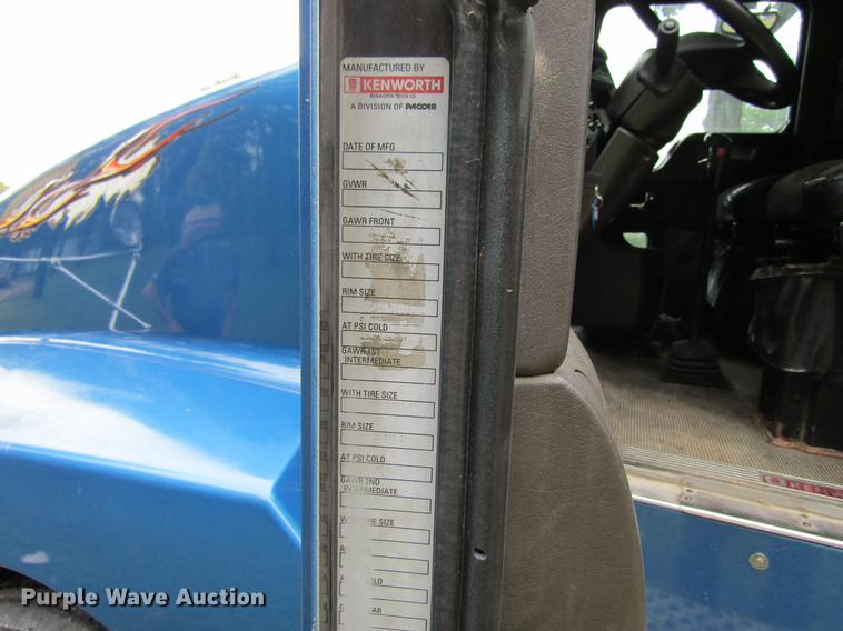 image for item DF3861 2007 Kenworth T600 semi truck