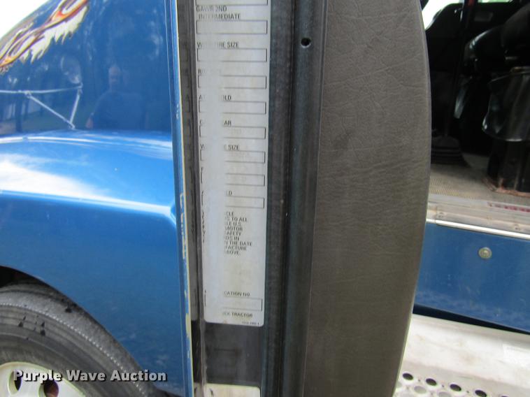 image for item DF3861 2007 Kenworth T600 semi truck