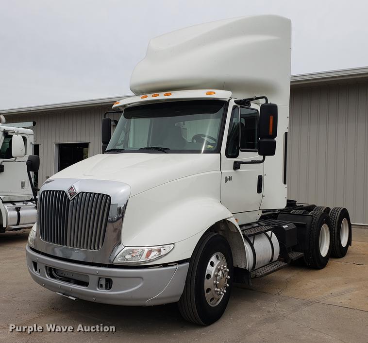 image for item EF9869 2005 International 8600 semi truck