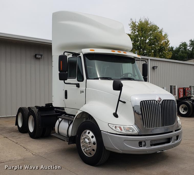 image for item EF9869 2005 International 8600 semi truck