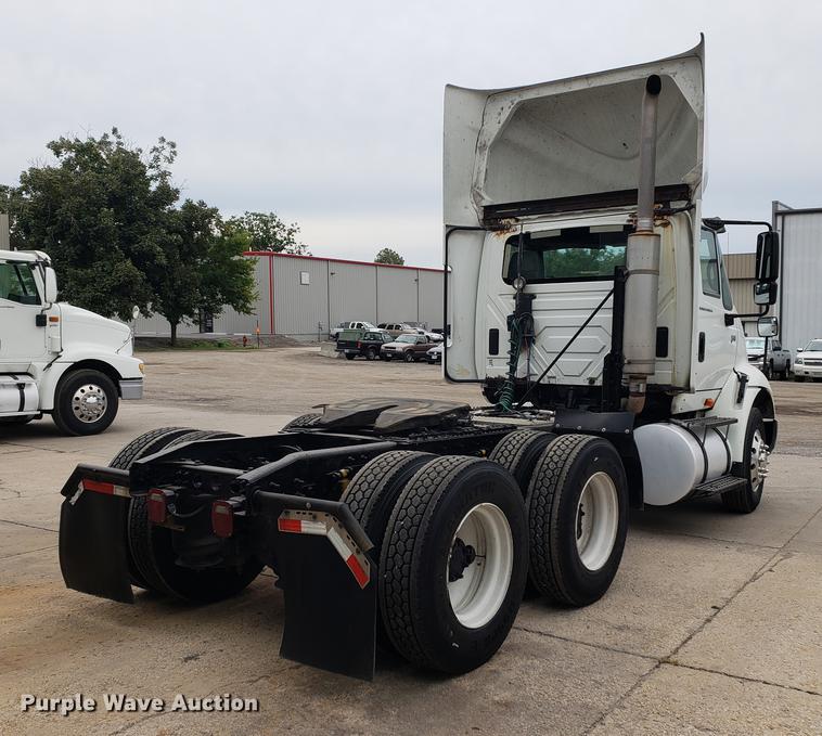 image for item EF9869 2005 International 8600 semi truck