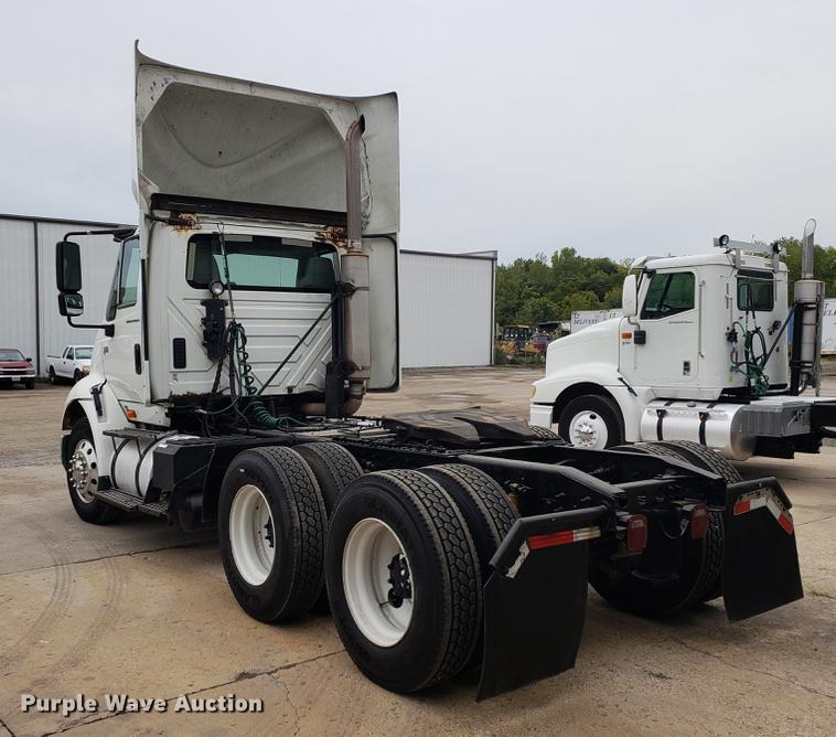 image for item EF9869 2005 International 8600 semi truck