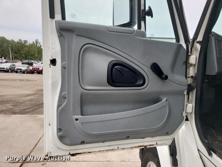 image for item EF9869 2005 International 8600 semi truck