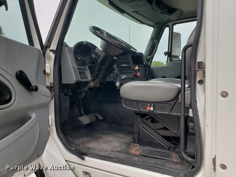 image for item EF9869 2005 International 8600 semi truck