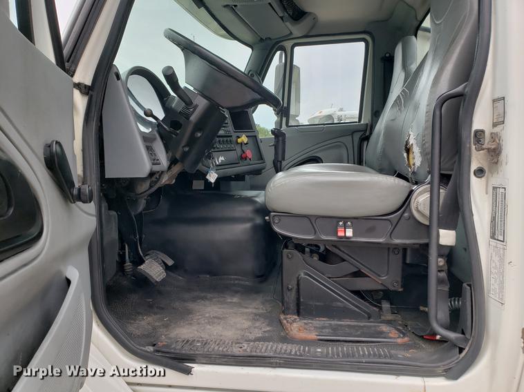 image for item EF9869 2005 International 8600 semi truck