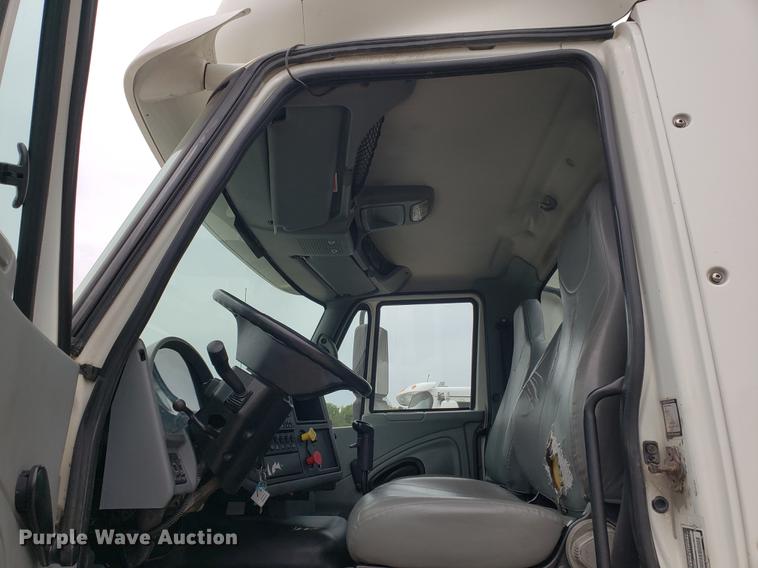 image for item EF9869 2005 International 8600 semi truck