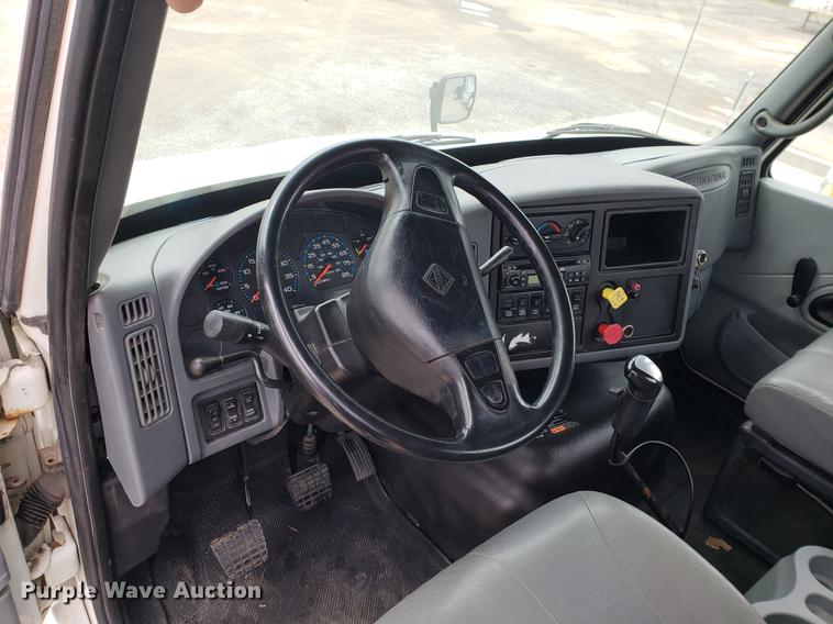 image for item EF9869 2005 International 8600 semi truck