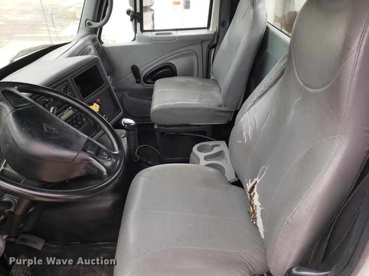 image for item EF9869 2005 International 8600 semi truck