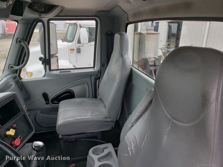 image for item EF9869 2005 International 8600 semi truck