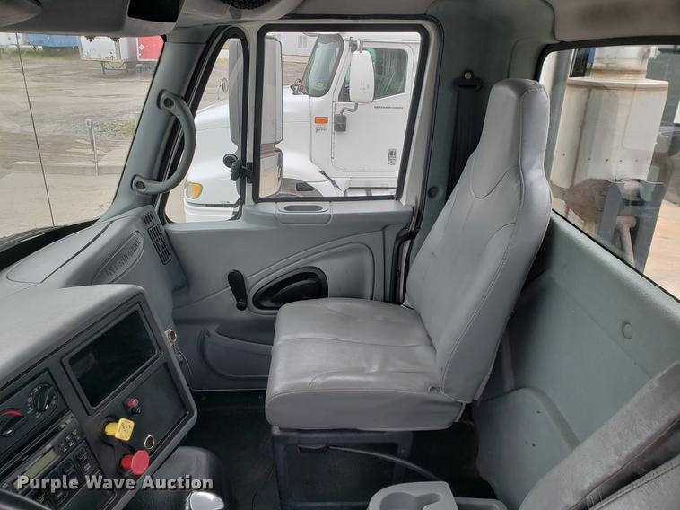 image for item EF9869 2005 International 8600 semi truck