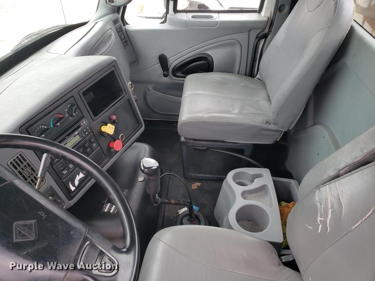 image for item EF9869 2005 International 8600 semi truck