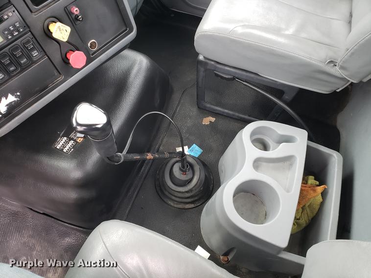 image for item EF9869 2005 International 8600 semi truck