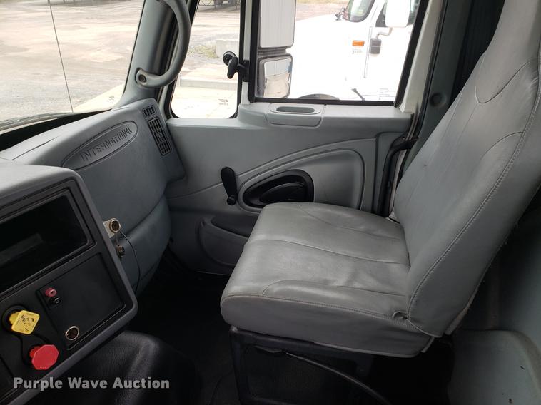 image for item EF9869 2005 International 8600 semi truck