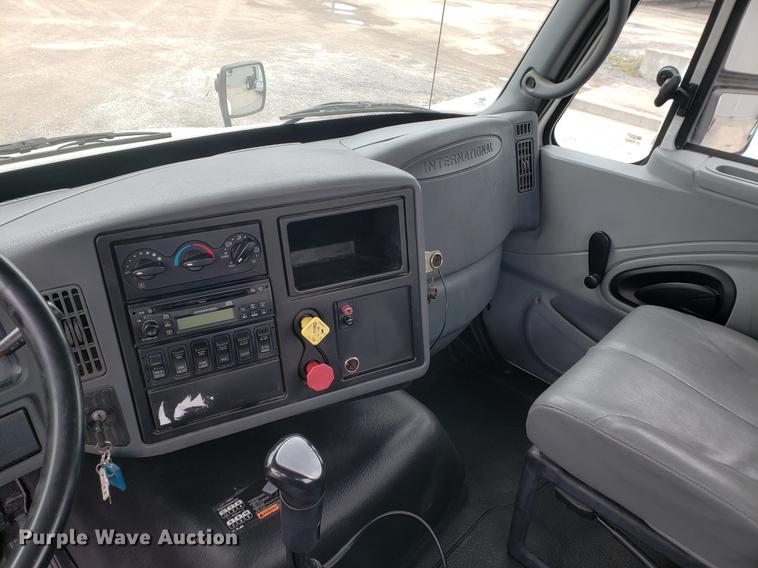 image for item EF9869 2005 International 8600 semi truck