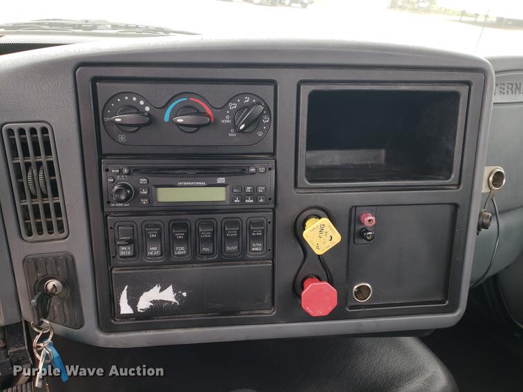 image for item EF9869 2005 International 8600 semi truck