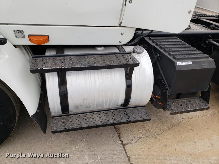 image for item EF9869 2005 International 8600 semi truck