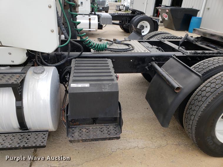 image for item EF9869 2005 International 8600 semi truck