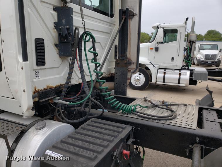 image for item EF9869 2005 International 8600 semi truck