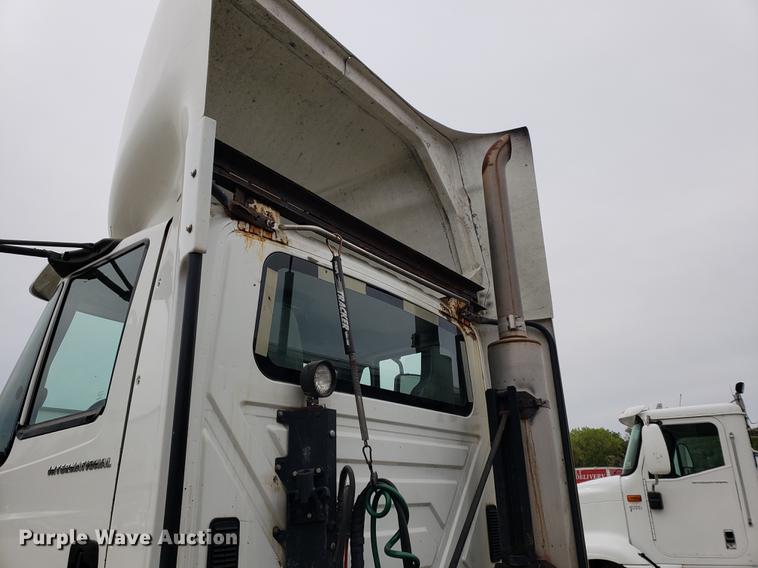 image for item EF9869 2005 International 8600 semi truck