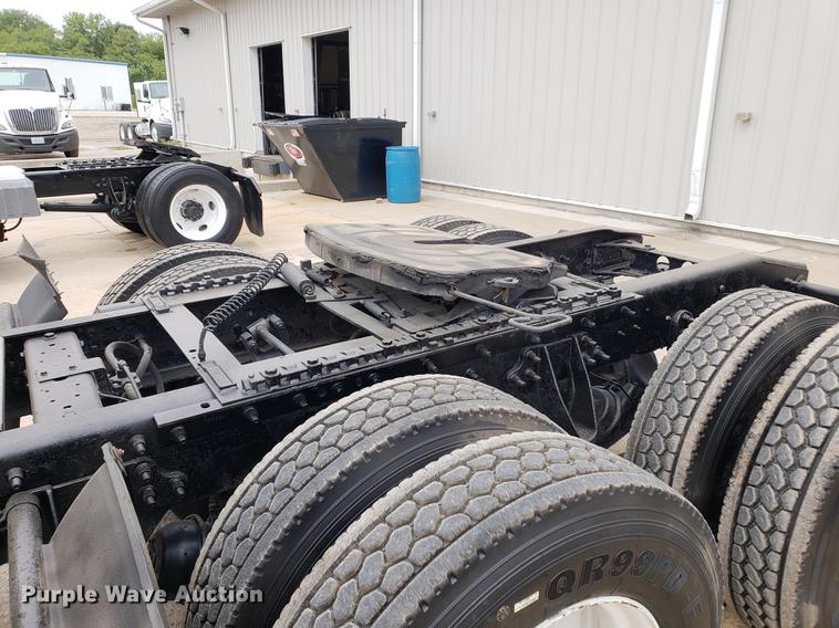 image for item EF9869 2005 International 8600 semi truck