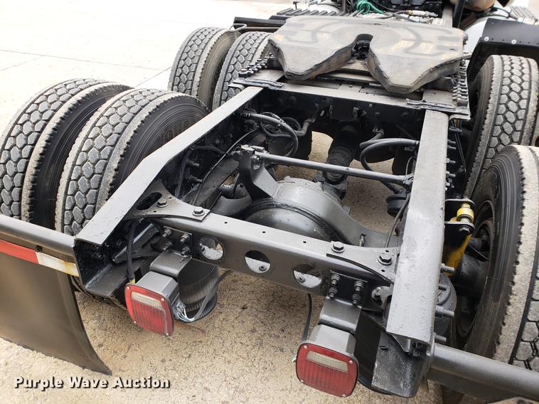 image for item EF9869 2005 International 8600 semi truck