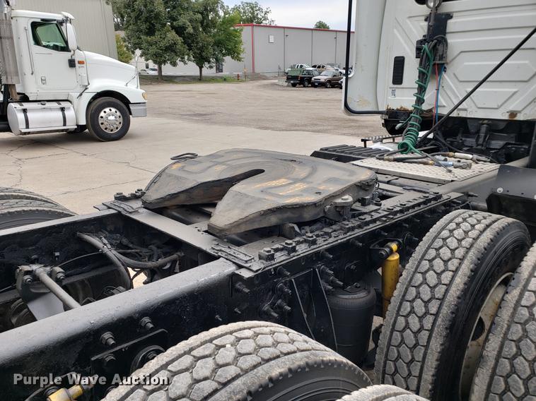 image for item EF9869 2005 International 8600 semi truck