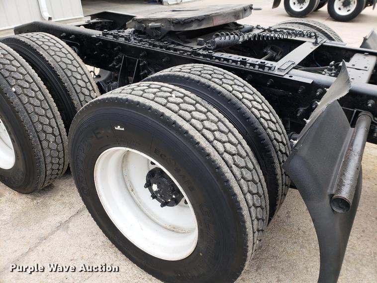 image for item EF9869 2005 International 8600 semi truck