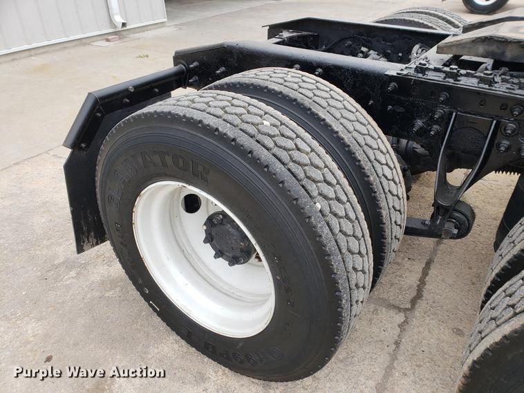 image for item EF9869 2005 International 8600 semi truck