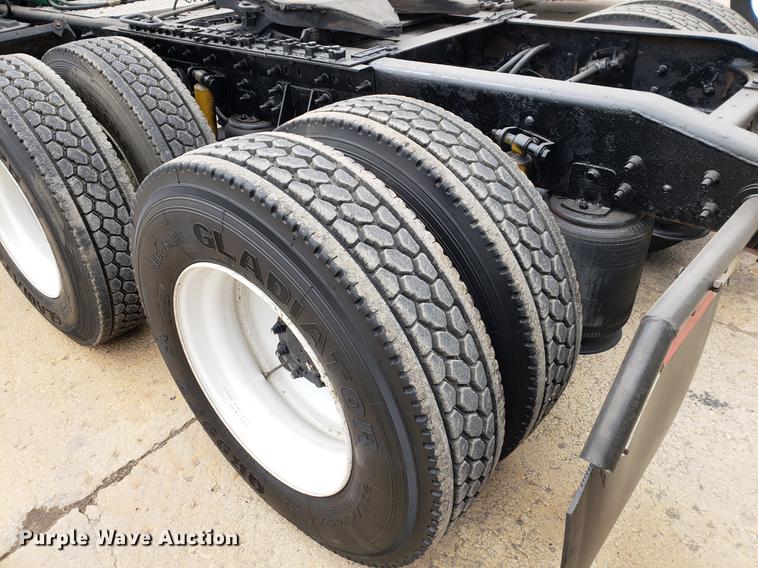 image for item EF9869 2005 International 8600 semi truck