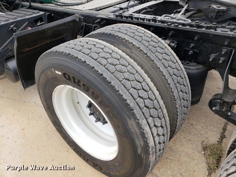 image for item EF9869 2005 International 8600 semi truck