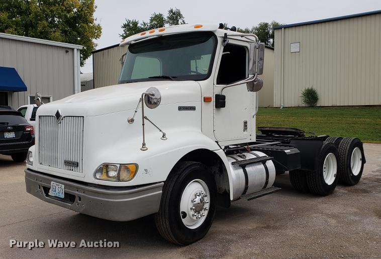 image for item EF9872 2001 International 9100i semi truck