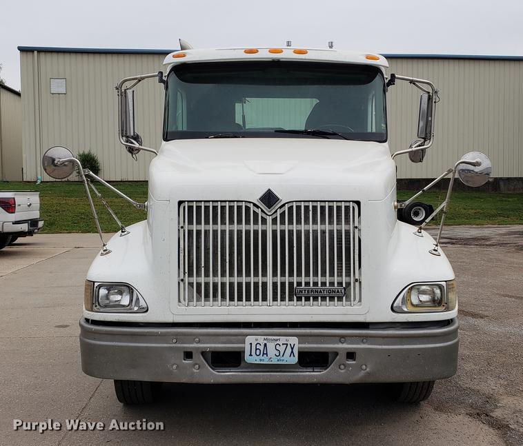 image for item EF9872 2001 International 9100i semi truck