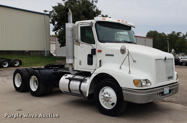 image for item EF9872 2001 International 9100i semi truck