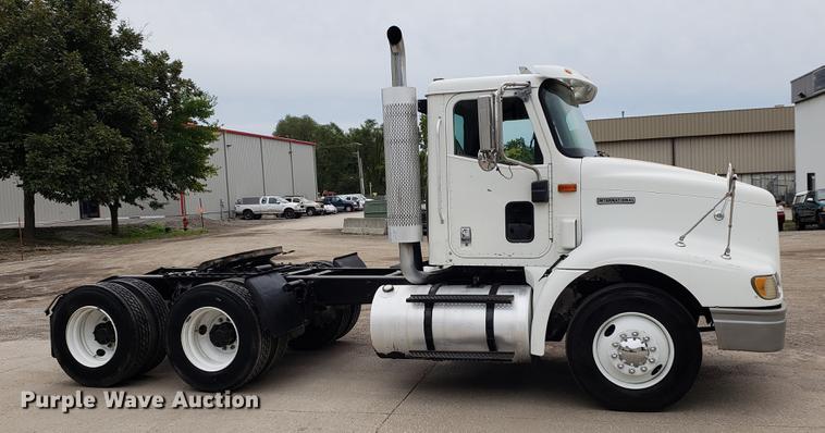 image for item EF9872 2001 International 9100i semi truck