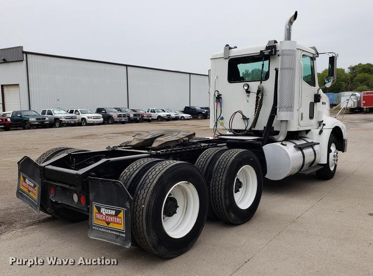 image for item EF9872 2001 International 9100i semi truck