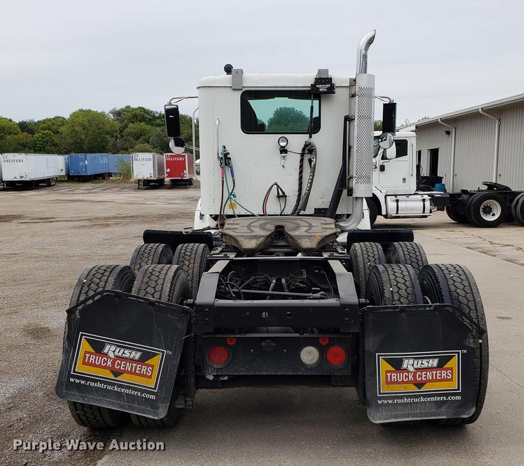 image for item EF9872 2001 International 9100i semi truck