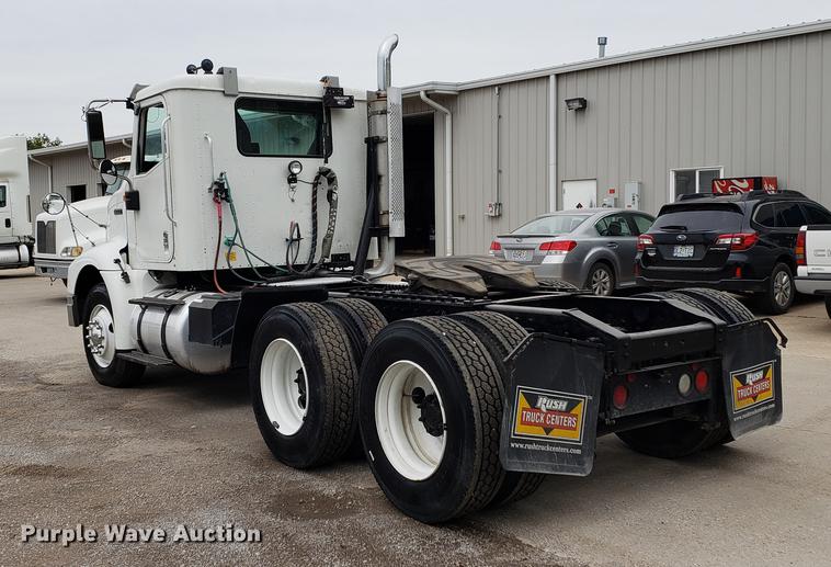 image for item EF9872 2001 International 9100i semi truck