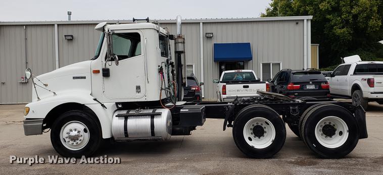 image for item EF9872 2001 International 9100i semi truck