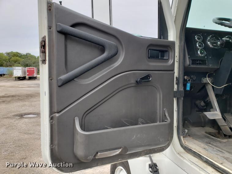 image for item EF9872 2001 International 9100i semi truck