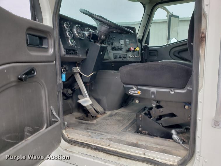 image for item EF9872 2001 International 9100i semi truck