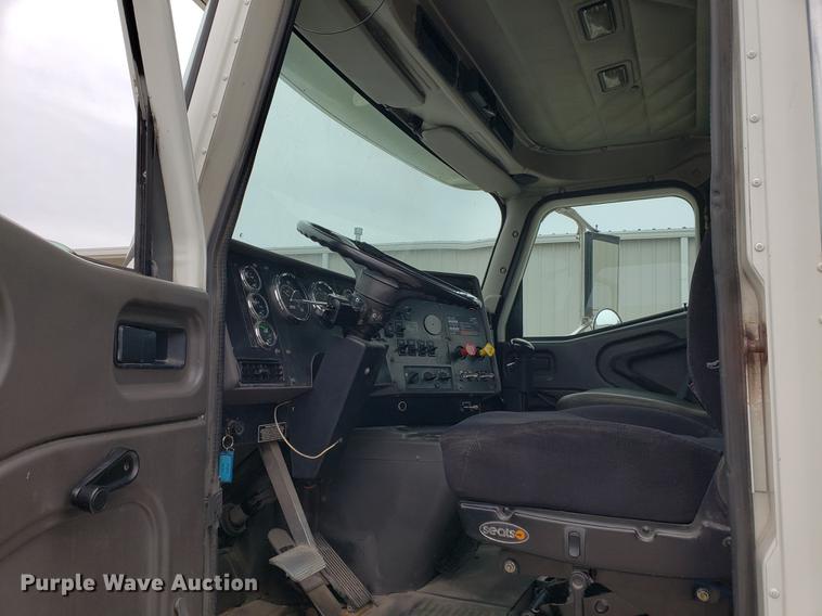 image for item EF9872 2001 International 9100i semi truck