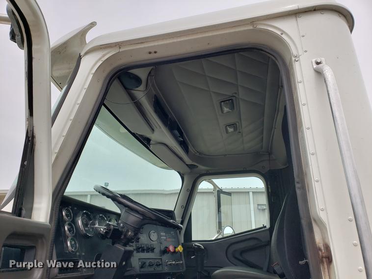 image for item EF9872 2001 International 9100i semi truck