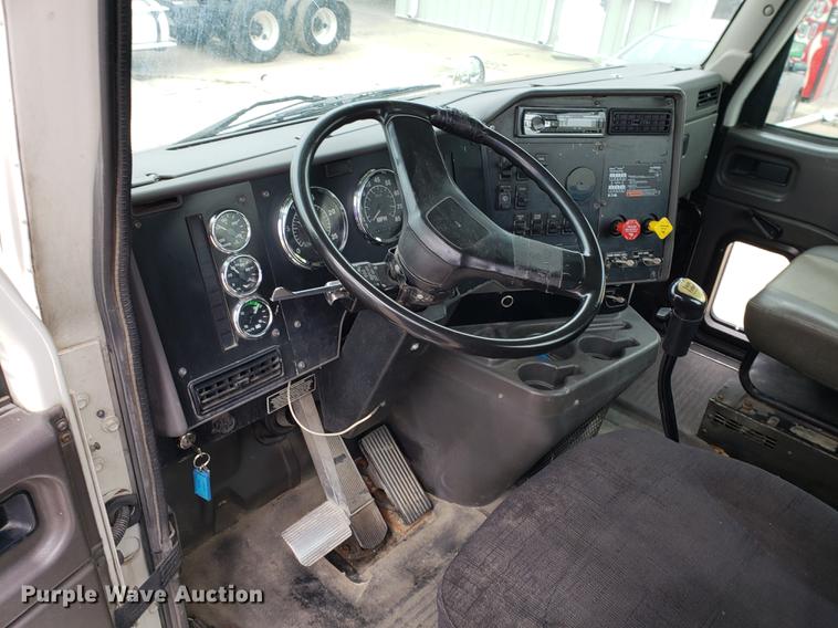 image for item EF9872 2001 International 9100i semi truck