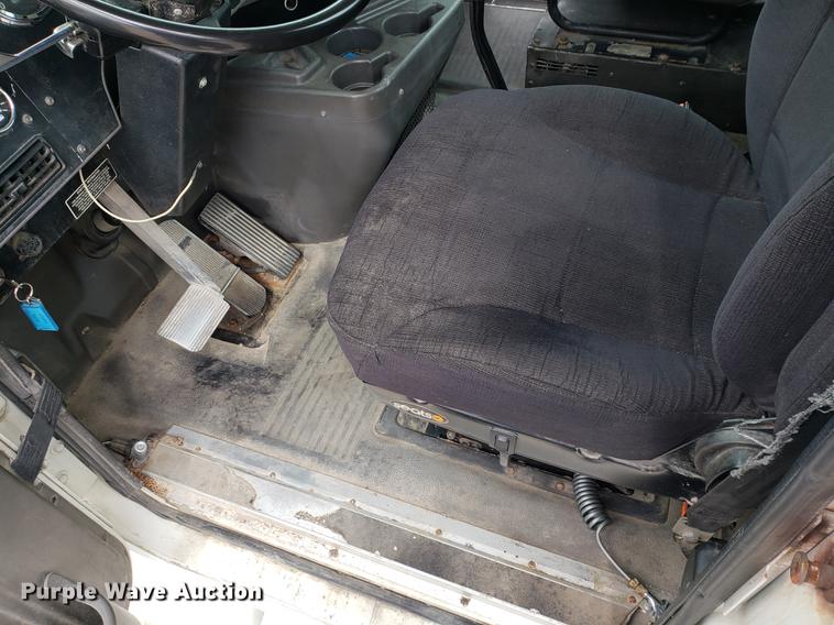 image for item EF9872 2001 International 9100i semi truck