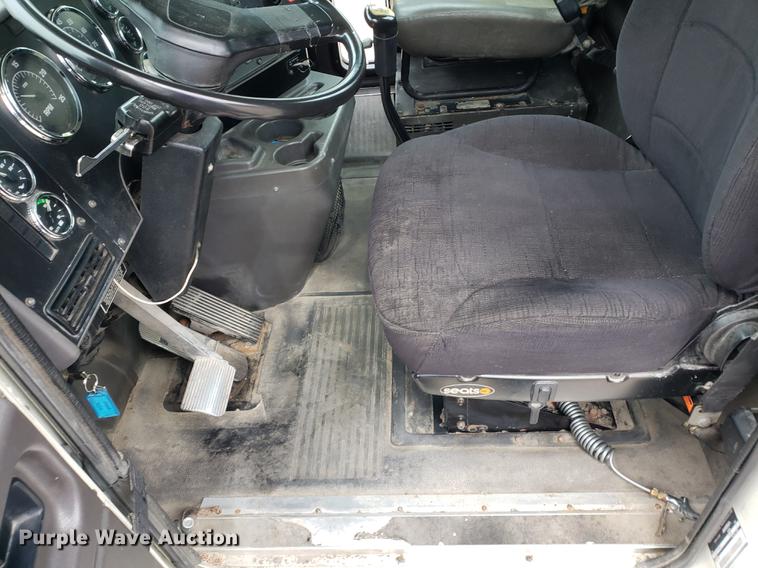 image for item EF9872 2001 International 9100i semi truck